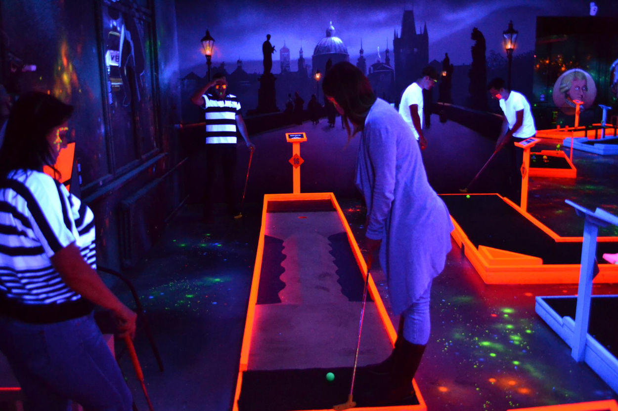 Neon Golf — indoorové blacklight minigolf hřiště